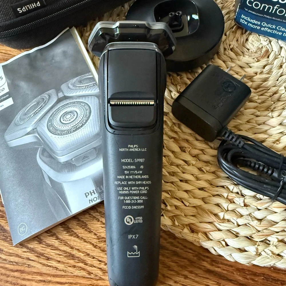Philips Norelco 9800 Electric Shaver Set - Picture 4 of 12